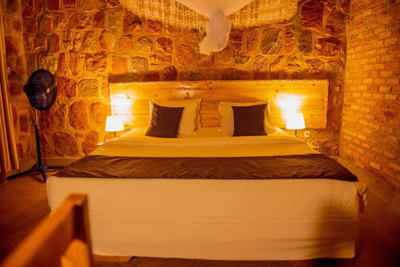 Akagera Transit Lodge Bagian luar foto