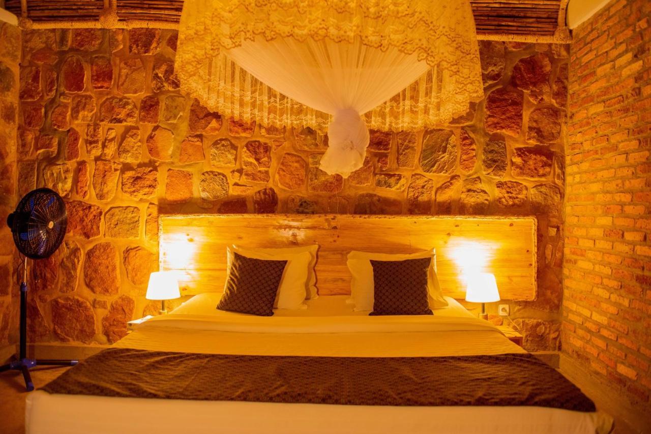 Akagera Transit Lodge Bagian luar foto