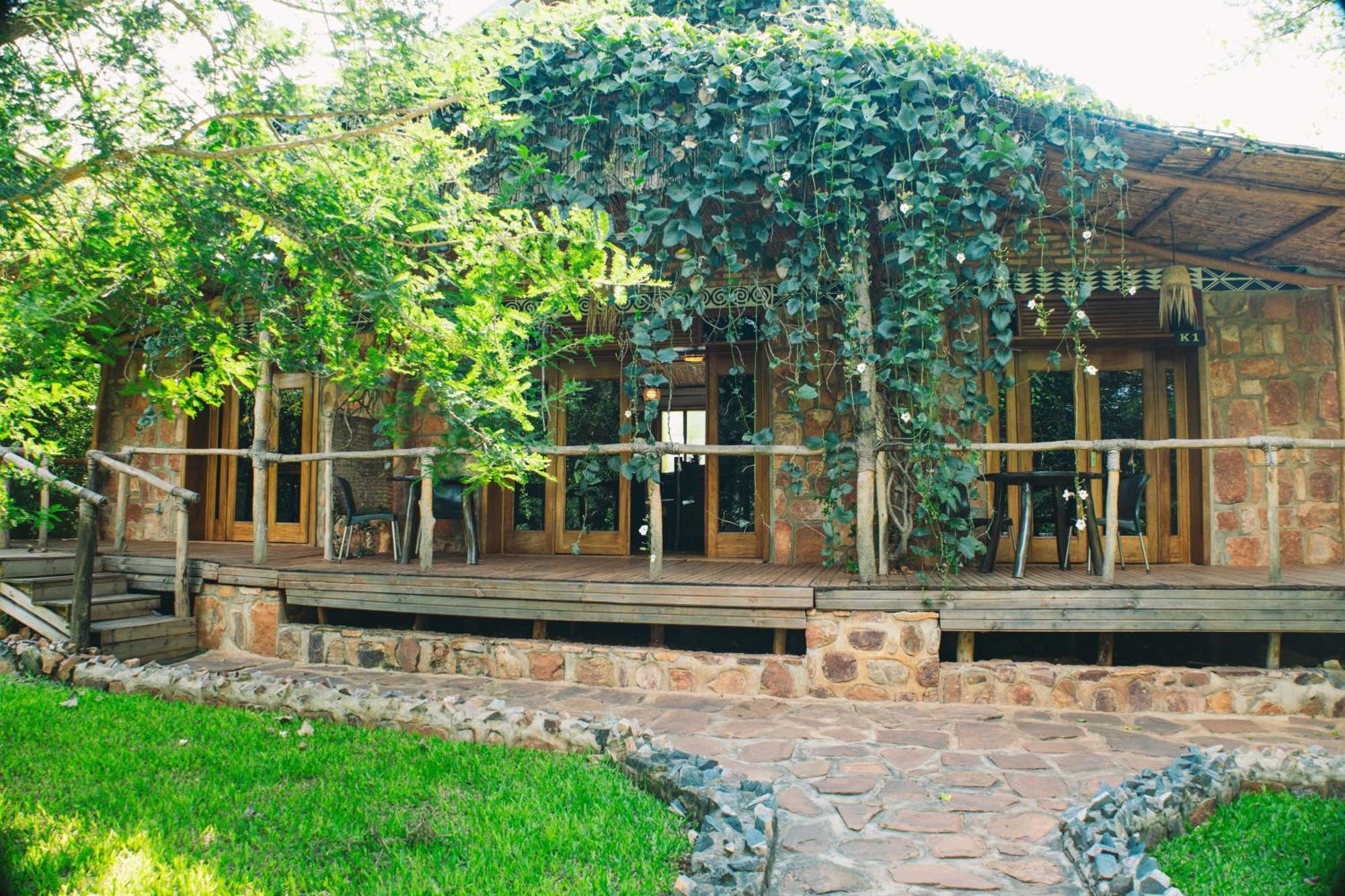 Akagera Transit Lodge Bagian luar foto