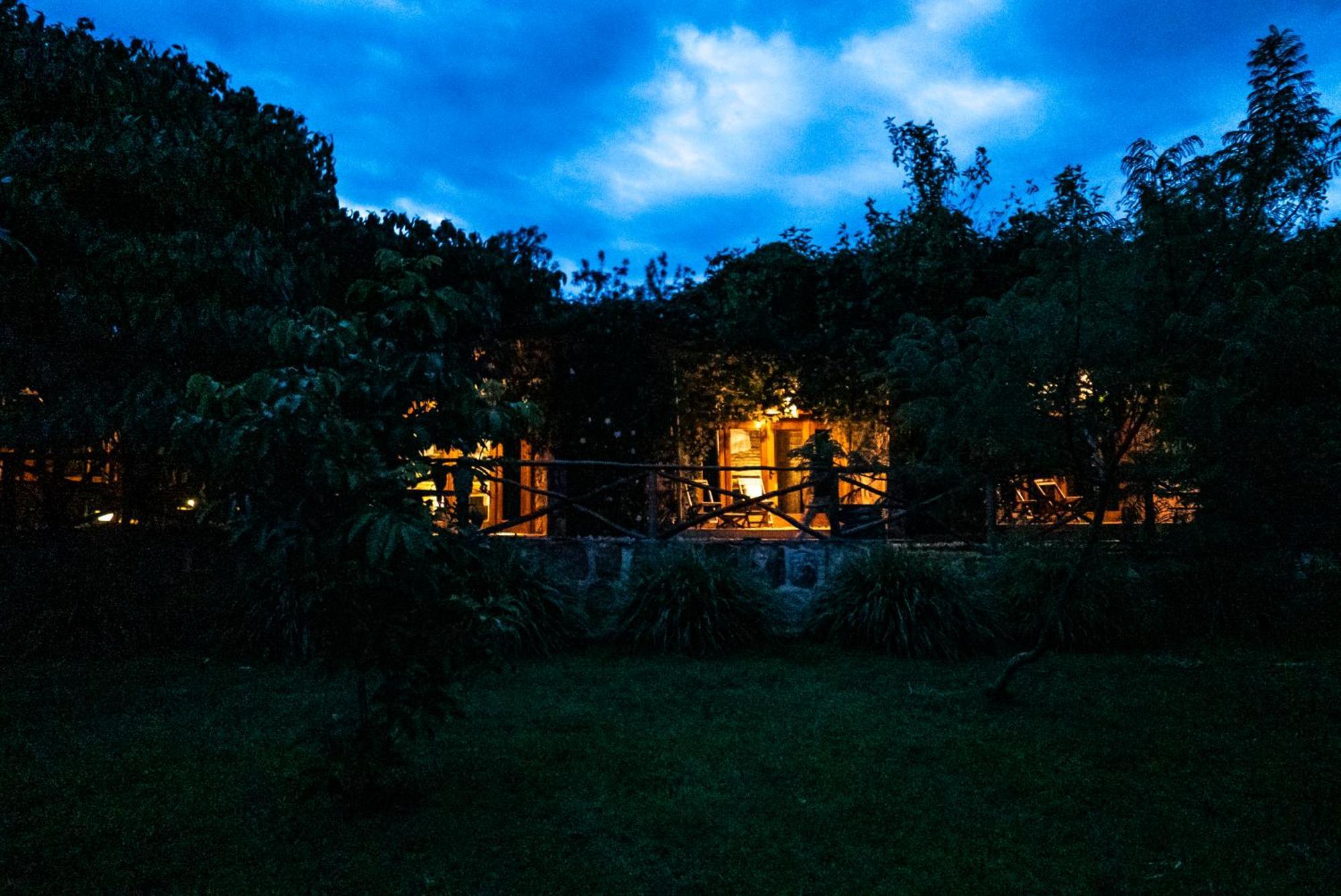 Akagera Transit Lodge Bagian luar foto